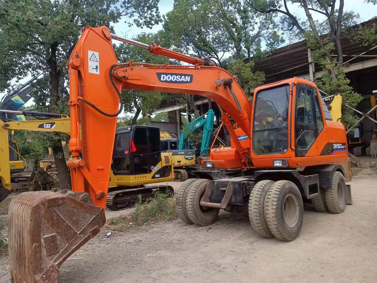 DOOSAN DH150W-7 - Гусеничный экскаватор: фото 1 DOOSAN DH150W-7 - Гусеничный экскаватор: фото 1