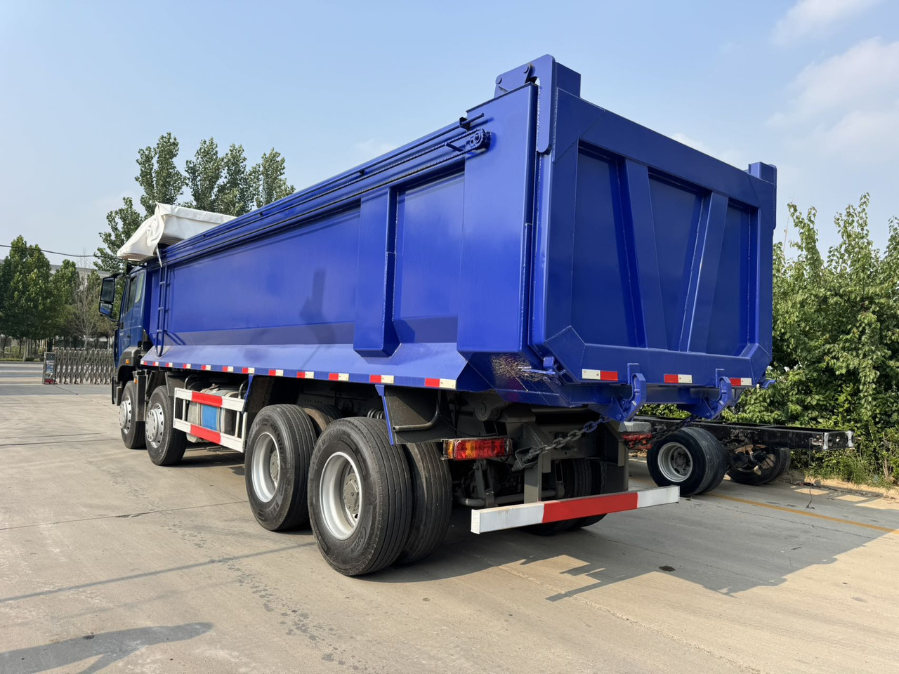 SINOTRUK HOWO Dump Truck 8x4 Click for Discount - Самосвал: фото 3 SINOTRUK HOWO Dump Truck 8x4 Click for Discount - Самосвал: фото 3