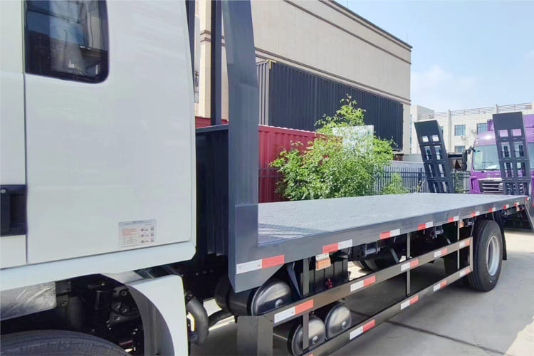 SHACMAN L3000 Light Cargo Truck with Rear Loading Ramp - Грузовик бортовой/ Платформа: фото 3 SHACMAN L3000 Light Cargo Truck with Rear Loading Ramp - Грузовик бортовой/ Платформа: фото 3