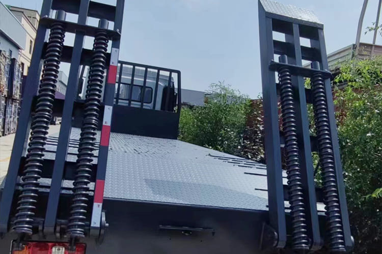 SHACMAN L3000 Light Cargo Truck with Rear Loading Ramp - Грузовик бортовой/ Платформа: фото 5 SHACMAN L3000 Light Cargo Truck with Rear Loading Ramp - Грузовик бортовой/ Платформа: фото 5