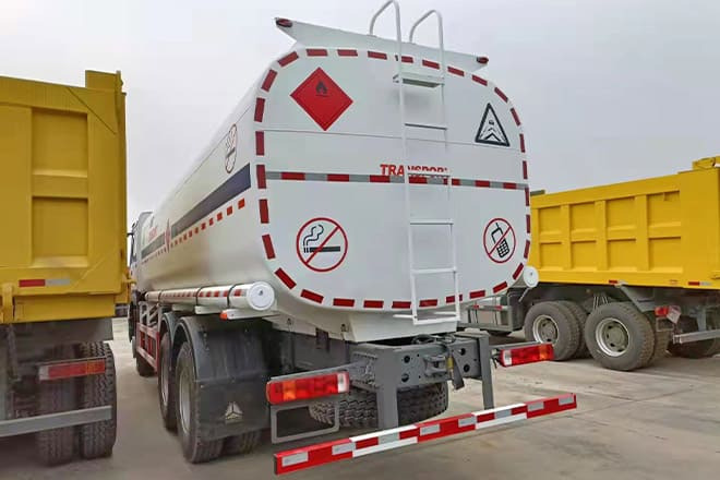 SINOTRUK Howo 6X4 Oil Truck Price for Sale in Djibouti - Грузовик-цистерна: фото 4 SINOTRUK Howo 6X4 Oil Truck Price for Sale in Djibouti - Грузовик-цистерна: фото 4