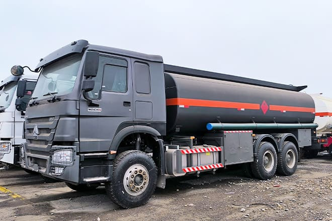 SINOTRUK Howo 6x4 380 Oil Truck for Sale in Mali - Грузовик-цистерна: фото 1 SINOTRUK Howo 6x4 380 Oil Truck for Sale in Mali - Грузовик-цистерна: фото 1