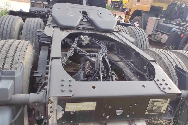 Hongyan Used Genlyon Truck Head for Sale - Тягач: фото 3 Hongyan Used Genlyon Truck Head for Sale - Тягач: фото 3