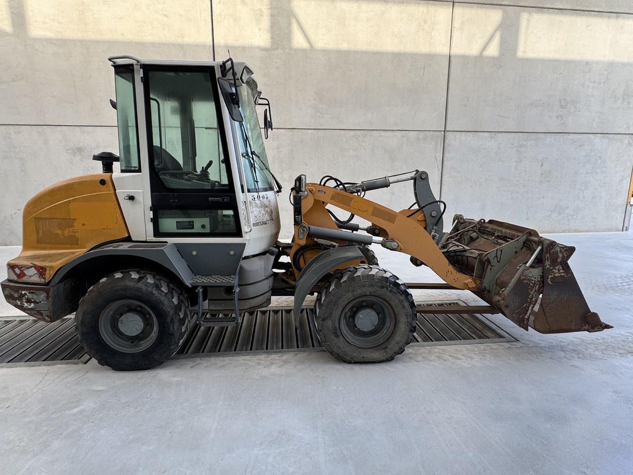 LIEBHERR L 506 - Колёсный экскаватор: фото 1 LIEBHERR L 506 - Колёсный экскаватор: фото 1