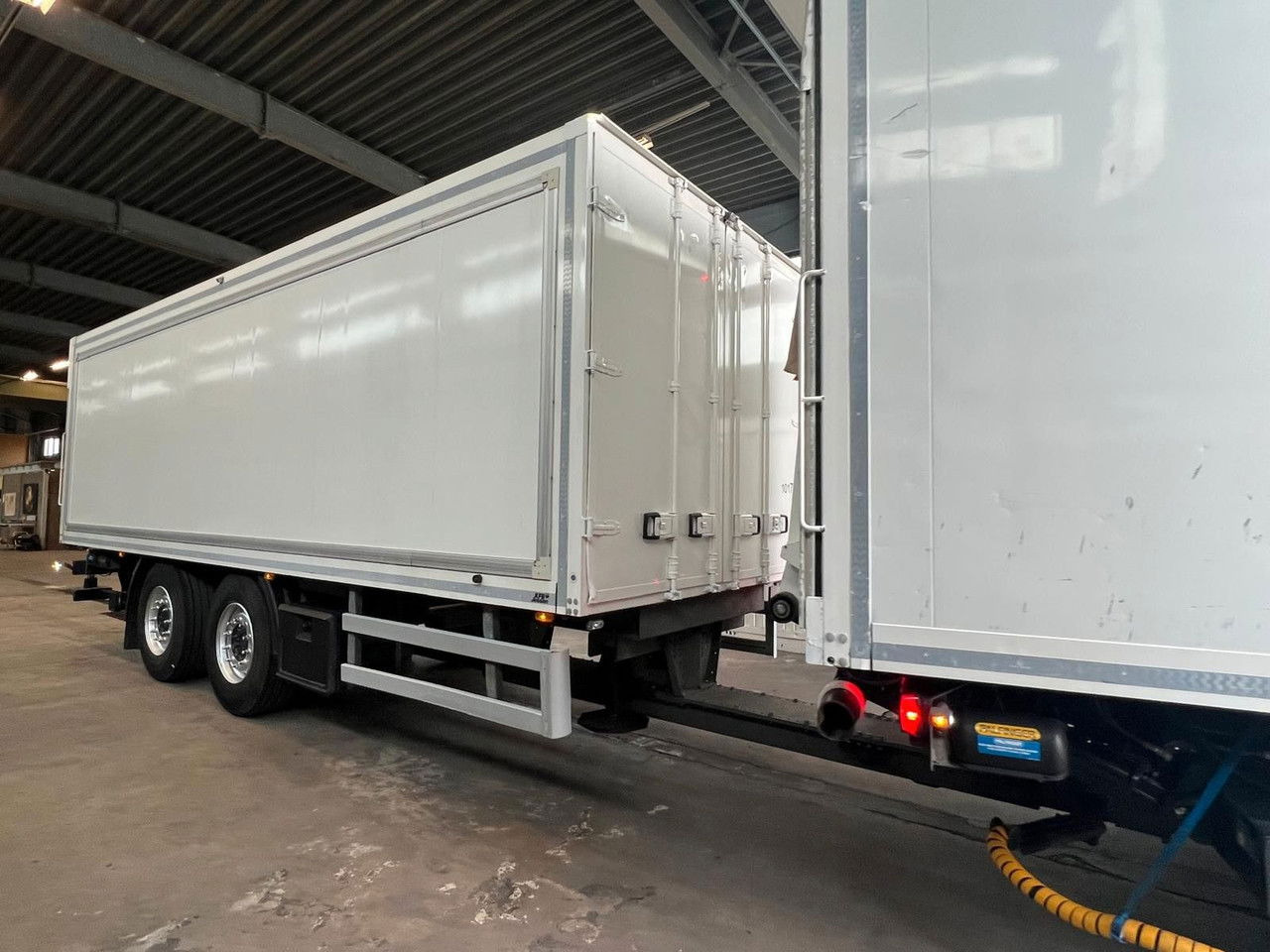 Mercedes-Benz Actros 2543 Komplettzug Voll-Luft - Lange Koffer - Грузовик с закрытым кузовом: фото 3 Mercedes-Benz Actros 2543 Komplettzug Voll-Luft - Lange Koffer - Грузовик с закрытым кузовом: фото 3