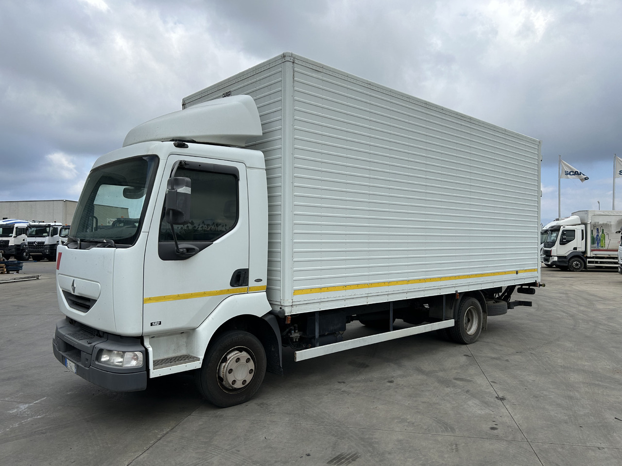 RENAULT Midlum 180 con furgonatarura e sponda - Грузовик с закрытым кузовом: фото 1 RENAULT Midlum 180 con furgonatarura e sponda - Грузовик с закрытым кузовом: фото 1