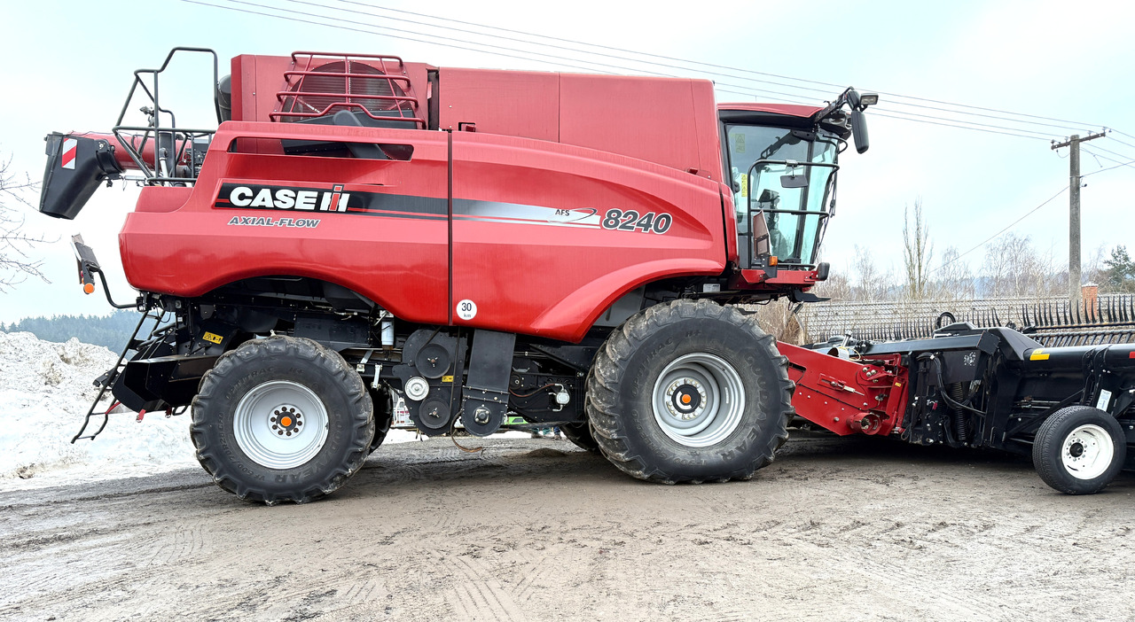 CASE IH 8240 AFS - 2018 ROK + MACDON FD 135 - 2018 ROK - Зерноуборочный комбайн: фото 2 CASE IH 8240 AFS - 2018 ROK + MACDON FD 135 - 2018 ROK - Зерноуборочный комбайн: фото 2