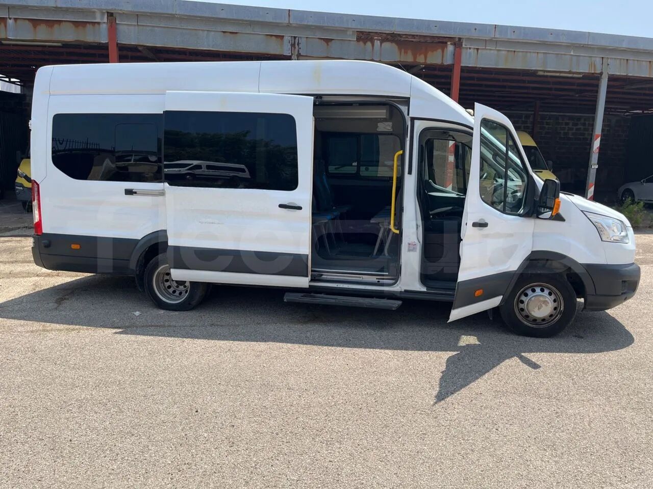 Пригородный автобус Ford Transit: фото 12