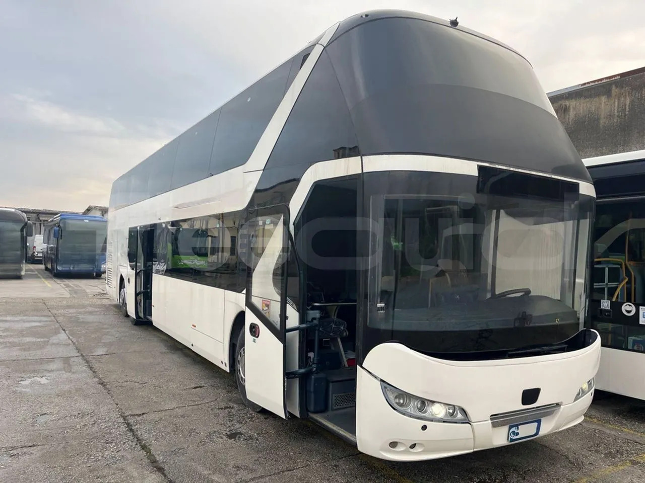 Двухэтажный автобус Neoplan Skyliner: фото 12