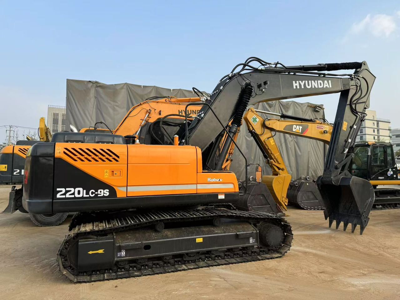 HYUNDAI R220LC-9S - Гусеничный экскаватор: фото 3 HYUNDAI R220LC-9S - Гусеничный экскаватор: фото 3