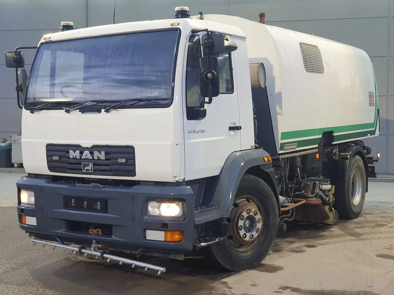 MAN LE 15.250 Eurovoirie Sweeper Manual Steelsuspension Euro 3 2007 - Подметально-уборочная машина: фото 1 MAN LE 15.250 Eurovoirie Sweeper Manual Steelsuspension Euro 3 2007 - Подметально-уборочная машина: фото 1