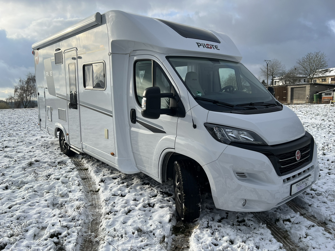 Pilote Pacific P696D Hubbett - Solar - Markise - Полуинтегрированный автодом: фото 1 Pilote Pacific P696D Hubbett - Solar - Markise - Полуинтегрированный автодом: фото 1