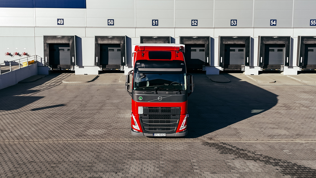 Volvo FH - Тентованный грузовик: фото 3 Volvo FH - Тентованный грузовик: фото 3