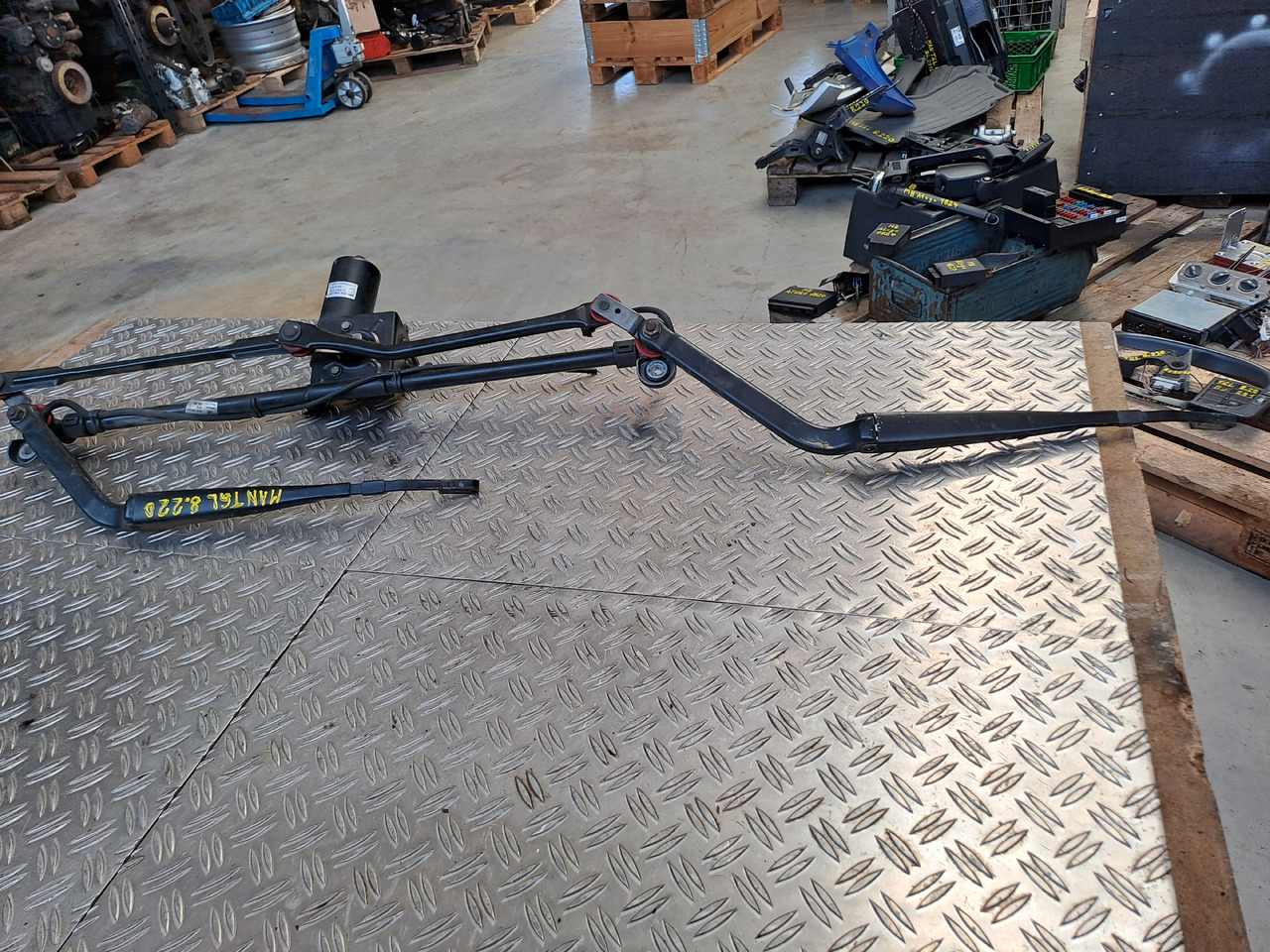 Gebrauchter MAN TGL 8.220 Scheibenwischergestänge und Wischermotor, Artikel - Nr.: 81.26411 - 6118 - Щетка стеклоочистителя для Грузовиков: фото 3 Gebrauchter MAN TGL 8.220 Scheibenwischergestänge und Wischermotor, Artikel - Nr.: 81.26411 - 6118 - Щетка стеклоочистителя для Грузовиков: фото 3