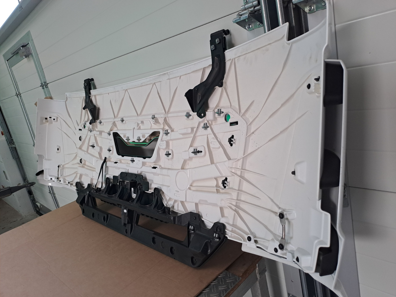 Neuwertige Frontklappe, silber, schmal MAN TGL / TGM / TG3, Artikel - Nr.: 81.61110 - 6123 - Капот для Грузовиков: фото 5 Neuwertige Frontklappe, silber, schmal MAN TGL / TGM / TG3, Artikel - Nr.: 81.61110 - 6123 - Капот для Грузовиков: фото 5