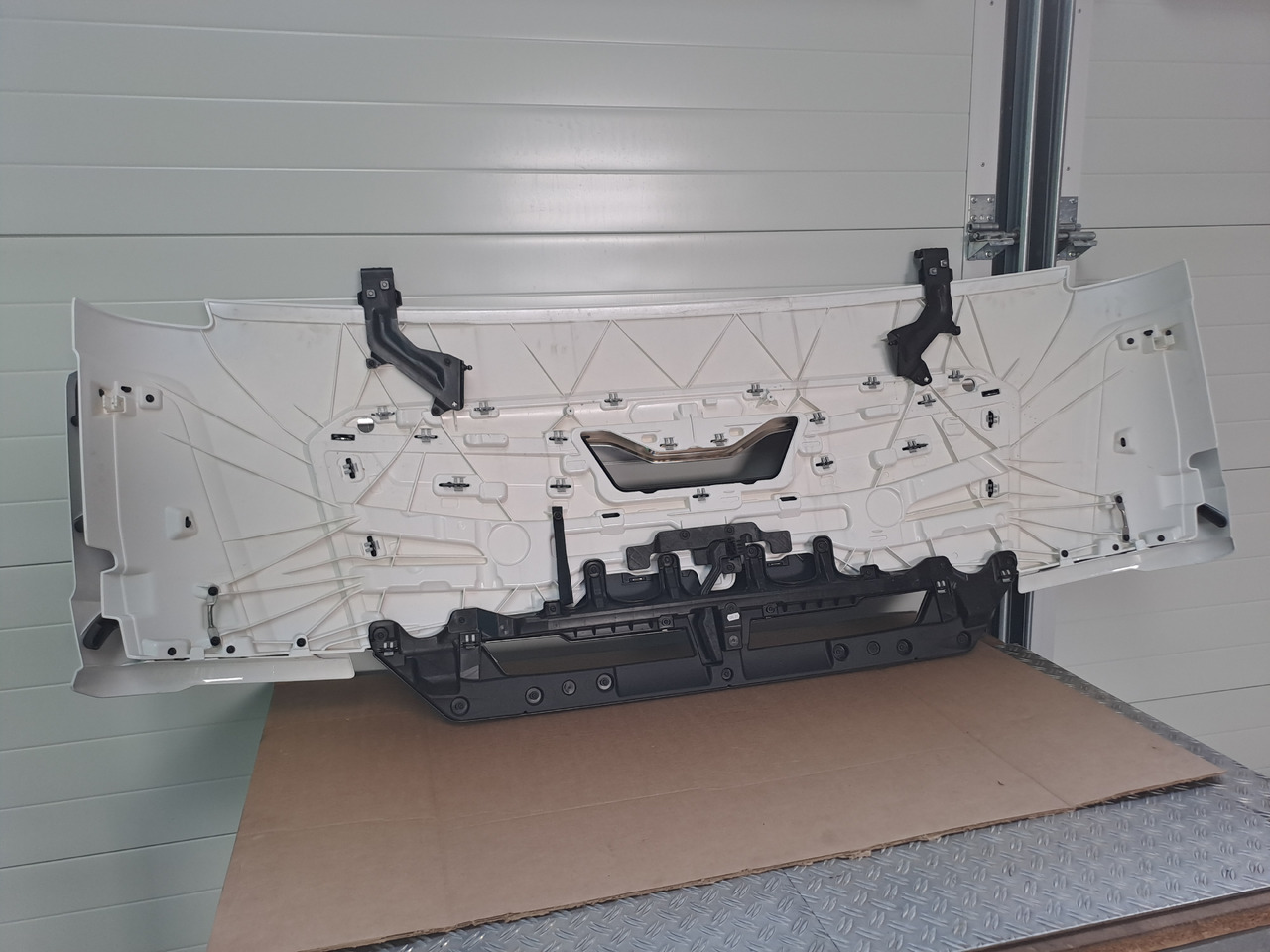 Neuwertige Frontklappe, silber, schmal MAN TGL / TGM / TG3, Artikel - Nr.: 81.61110 - 6123 - Капот для Грузовиков: фото 3 Neuwertige Frontklappe, silber, schmal MAN TGL / TGM / TG3, Artikel - Nr.: 81.61110 - 6123 - Капот для Грузовиков: фото 3