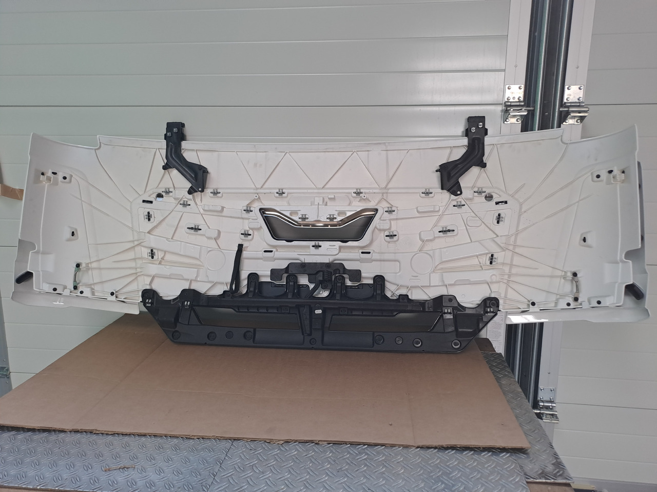 Neuwertige Frontklappe, silber, schmal MAN TGL / TGM / TG3, Artikel - Nr.: 81.61110 - 6123 - Капот для Грузовиков: фото 4 Neuwertige Frontklappe, silber, schmal MAN TGL / TGM / TG3, Artikel - Nr.: 81.61110 - 6123 - Капот для Грузовиков: фото 4