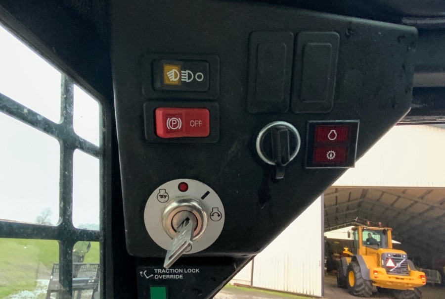 Мини-погрузчик с бортовым поворотом BOBCAT S70: фото 6