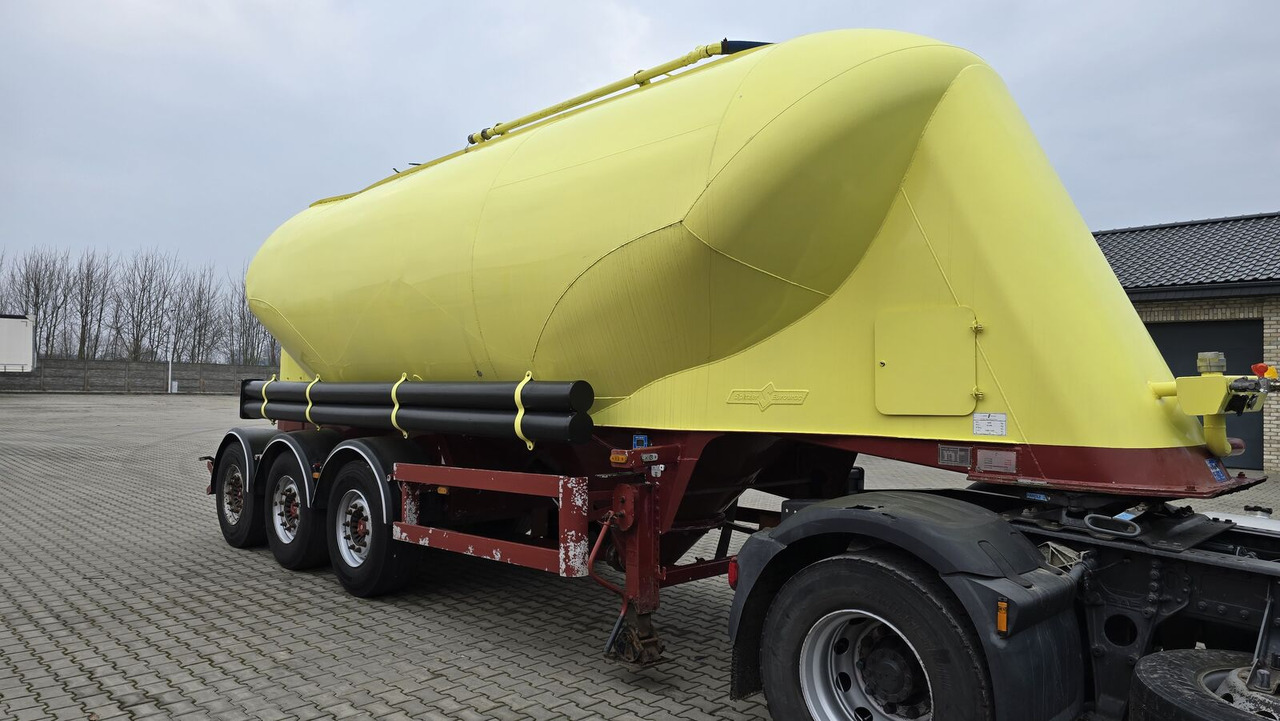 Spitzer Eurovac - Полуприцеп цистерна для сыпучих грузов: фото 1 Spitzer Eurovac - Полуприцеп цистерна для сыпучих грузов: фото 1