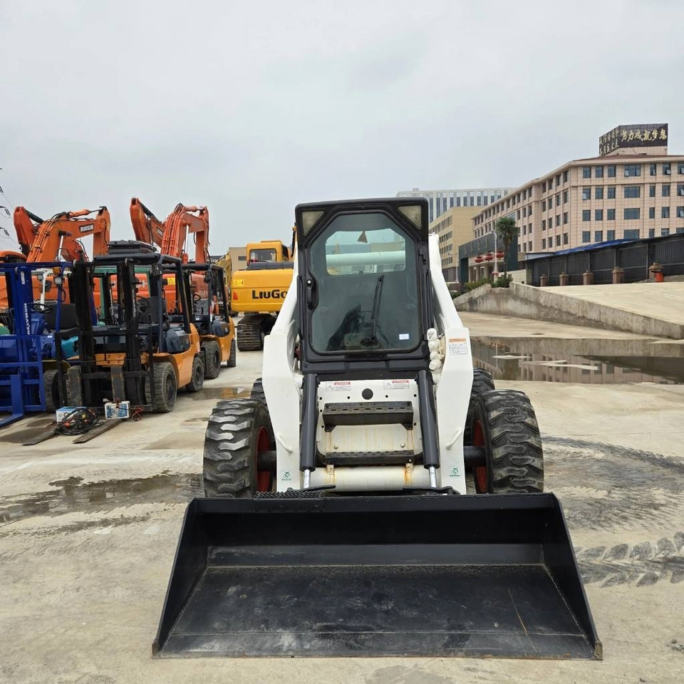 Bobcat S 300 - Мини-погрузчик с бортовым поворотом: фото 2 Bobcat S 300 - Мини-погрузчик с бортовым поворотом: фото 2