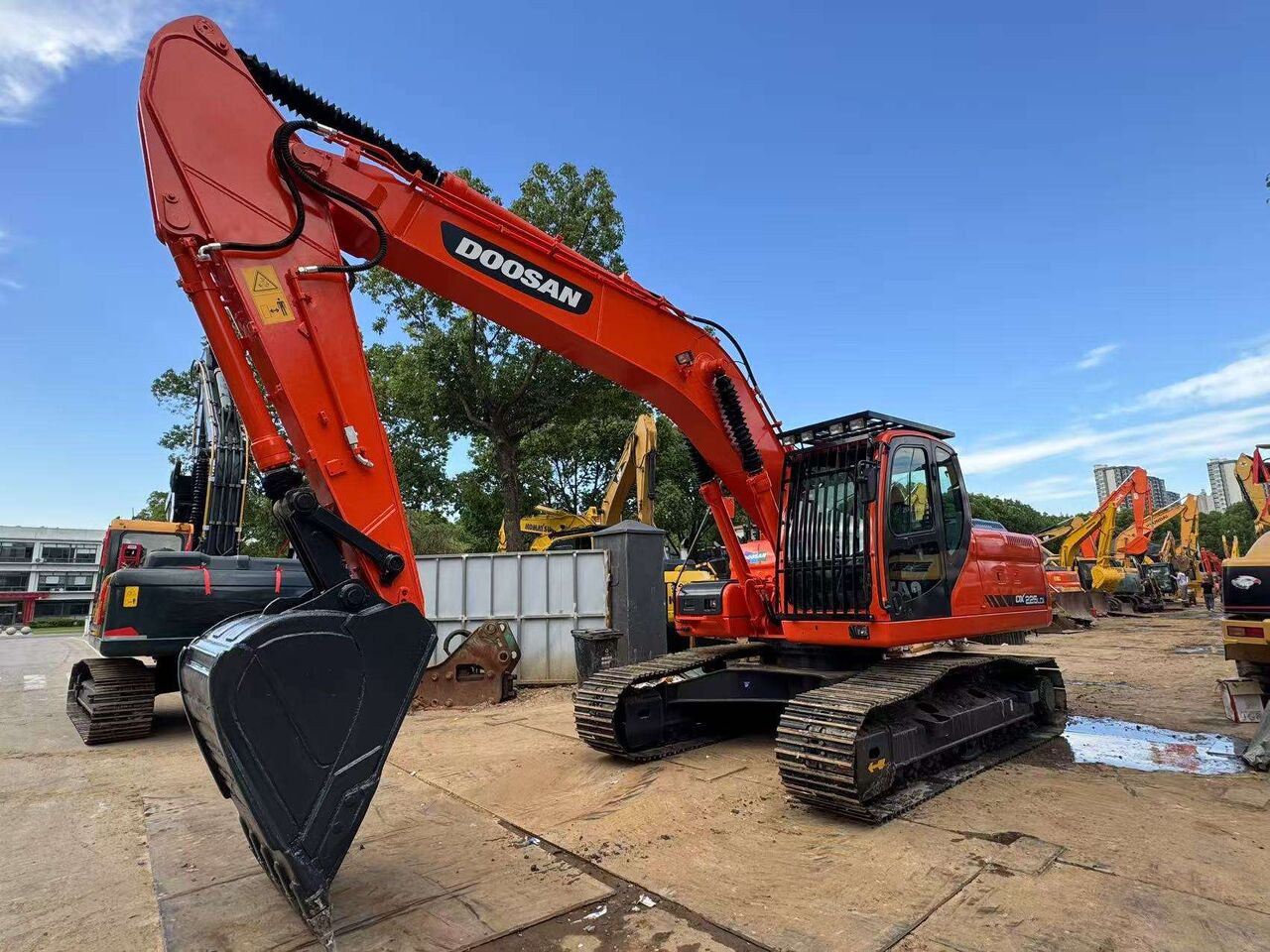 DOOSAN DX225LCA - Гусеничный экскаватор: фото 1 DOOSAN DX225LCA - Гусеничный экскаватор: фото 1