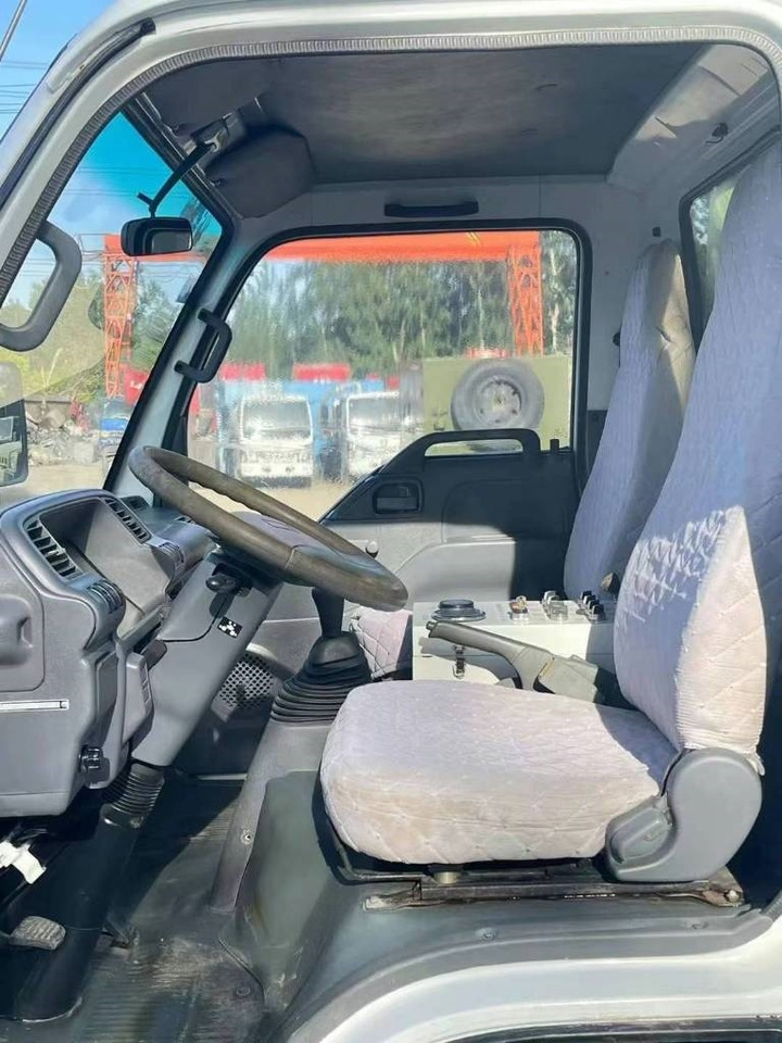 Isuzu 4K - Подметально-уборочная машина: фото 5 Isuzu 4K - Подметально-уборочная машина: фото 5