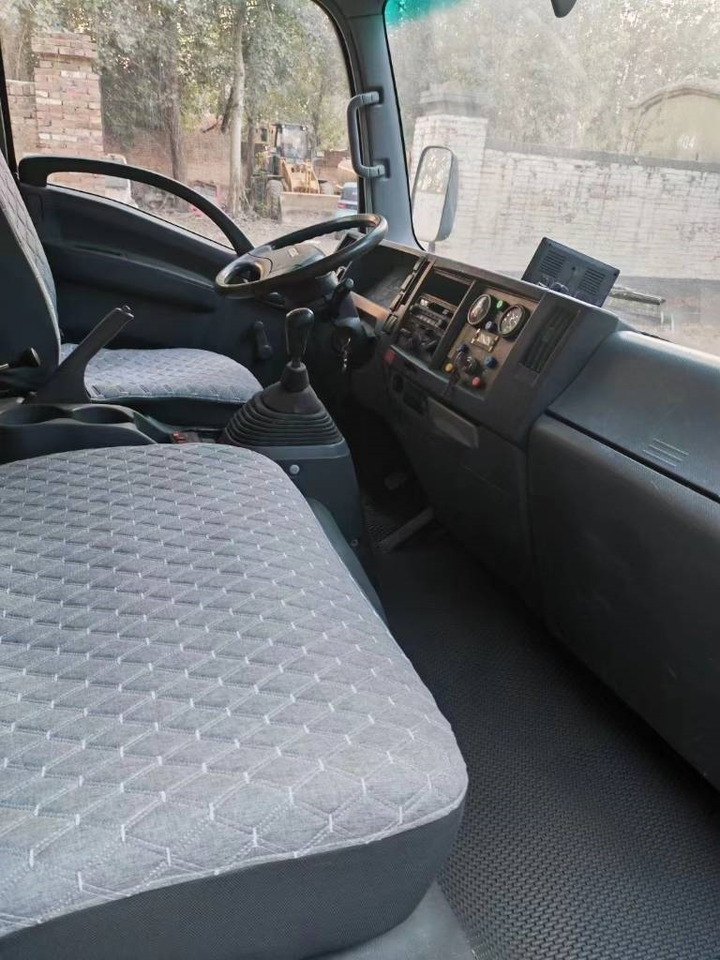 Isuzu ELF - Подметально-уборочная машина: фото 5 Isuzu ELF - Подметально-уборочная машина: фото 5