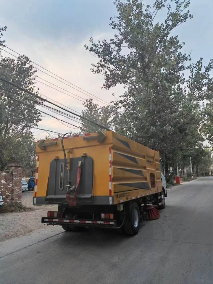 Isuzu ELF - Подметально-уборочная машина: фото 3 Isuzu ELF - Подметально-уборочная машина: фото 3