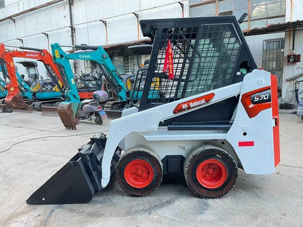 Bobcat S70 - Мини-погрузчик с бортовым поворотом: фото 1 Bobcat S70 - Мини-погрузчик с бортовым поворотом: фото 1