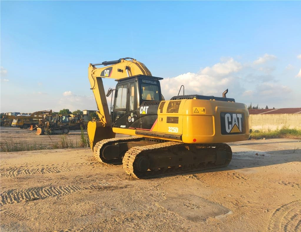 CAT 325D - Гусеничный экскаватор: фото 3 CAT 325D - Гусеничный экскаватор: фото 3