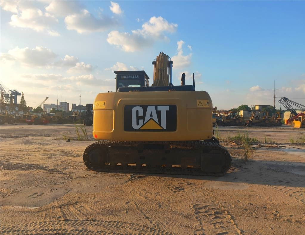 CAT 325D - Гусеничный экскаватор: фото 2 CAT 325D - Гусеничный экскаватор: фото 2