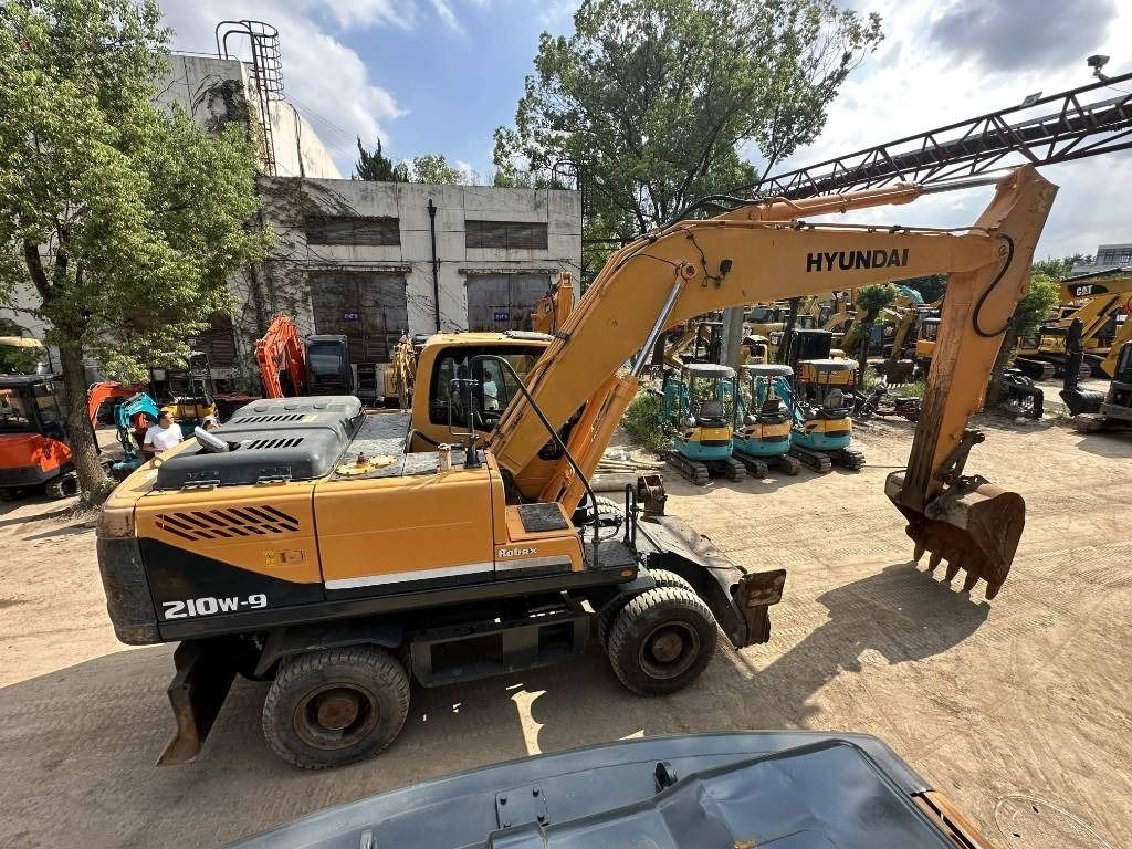 Hyundai R210W-9 - Колёсный экскаватор: фото 1 Hyundai R210W-9 - Колёсный экскаватор: фото 1