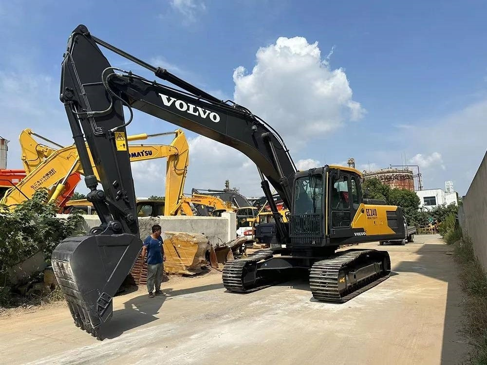Volvo EC240D - Гусеничный экскаватор: фото 1 Volvo EC240D - Гусеничный экскаватор: фото 1