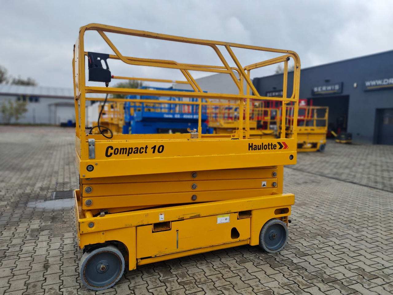 Haulotte Compact 10 - Ножничный подъемник: фото 5 Haulotte Compact 10 - Ножничный подъемник: фото 5