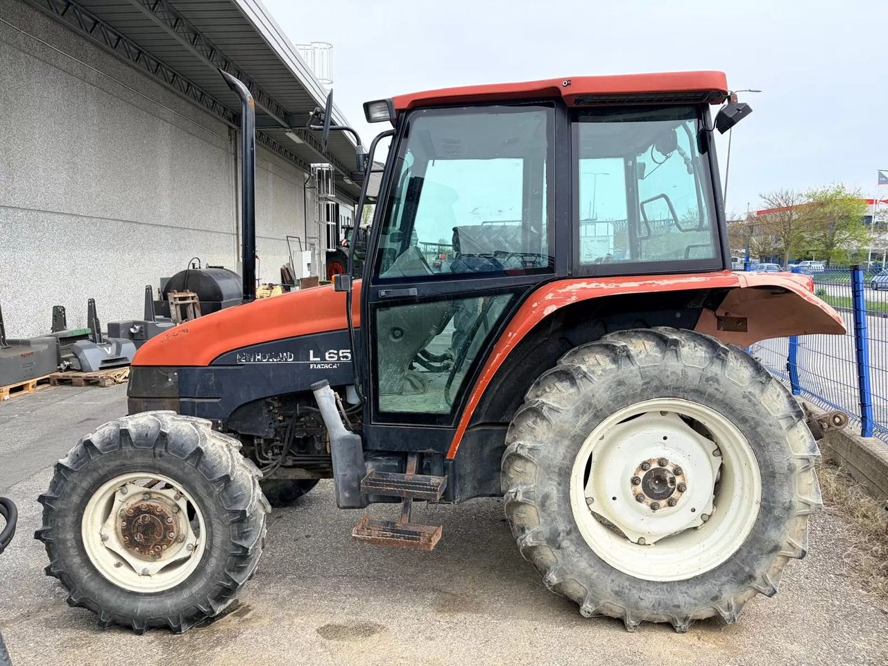 NEW HOLLAND L65 - Трактор: фото 1 NEW HOLLAND L65 - Трактор: фото 1