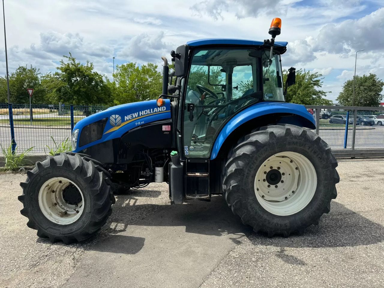 NEW HOLLAND T4.95 - Трактор: фото 1 NEW HOLLAND T4.95 - Трактор: фото 1