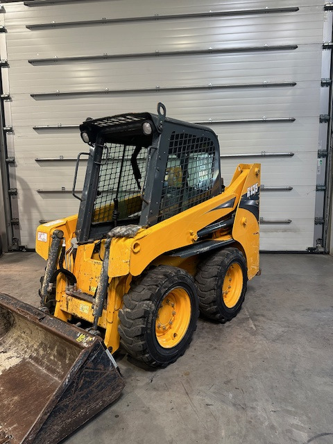 GEHL R135 - Мини-погрузчик с бортовым поворотом: фото 1 GEHL R135 - Мини-погрузчик с бортовым поворотом: фото 1