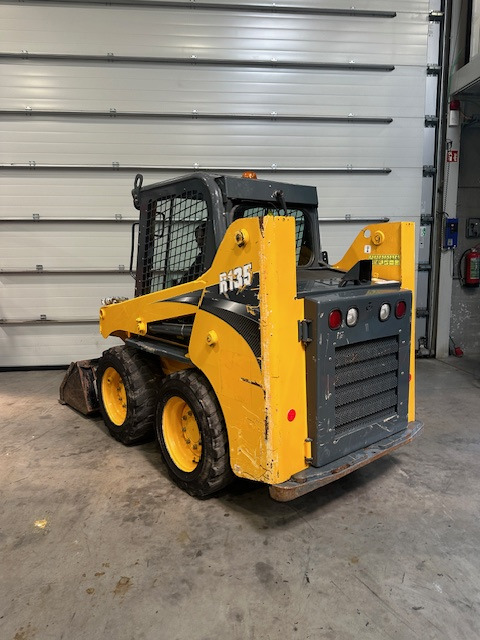 GEHL R135 - Мини-погрузчик с бортовым поворотом: фото 3 GEHL R135 - Мини-погрузчик с бортовым поворотом: фото 3