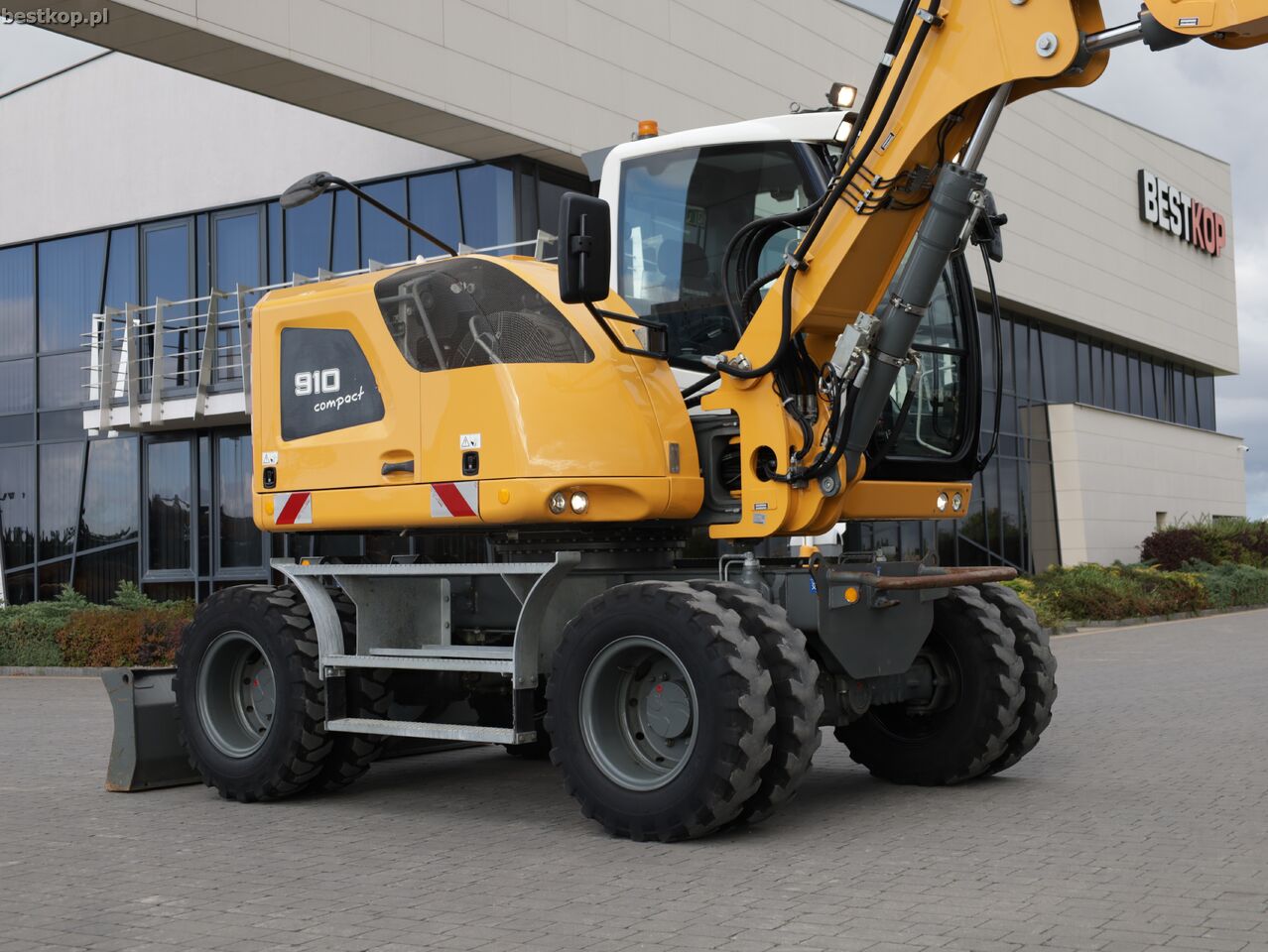 LIEBHERR A910 Compact - Колёсный экскаватор: фото 2 LIEBHERR A910 Compact - Колёсный экскаватор: фото 2