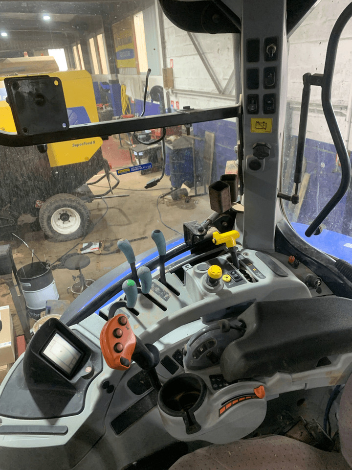 NEW HOLLAND T7.165S RANGE COMMAND T4B - Трактор: фото 3 NEW HOLLAND T7.165S RANGE COMMAND T4B - Трактор: фото 3