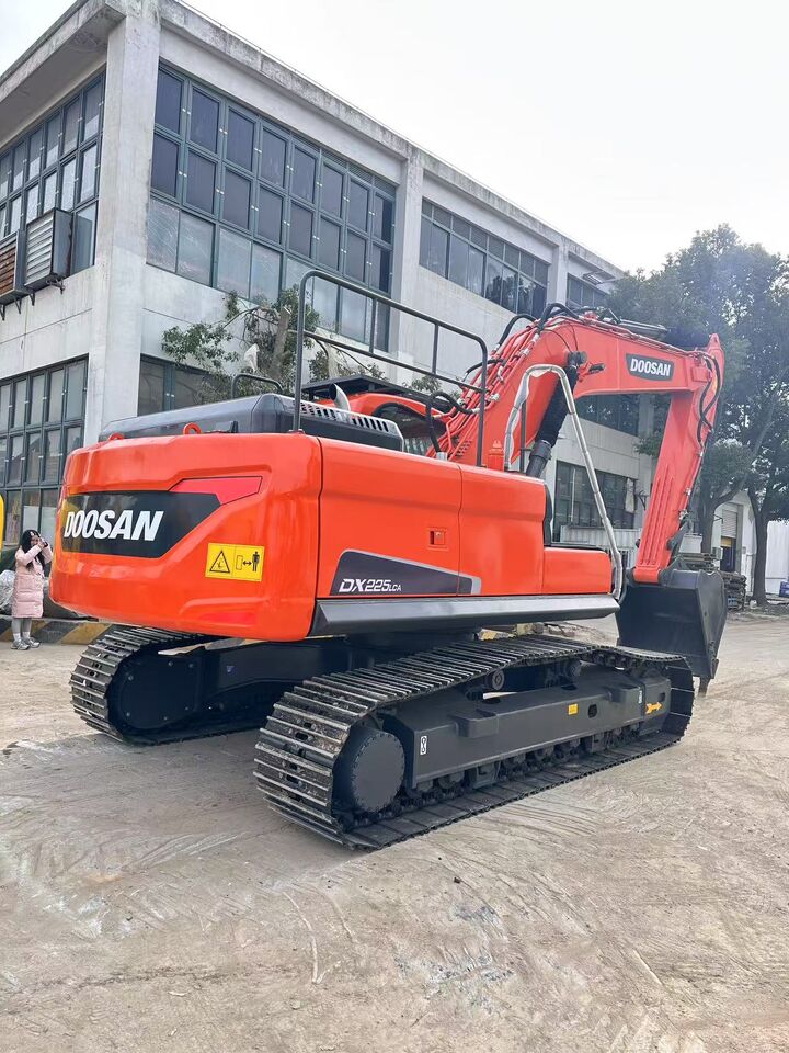 DOOSAN dx225lc - Гусеничный экскаватор: фото 1 DOOSAN dx225lc - Гусеничный экскаватор: фото 1