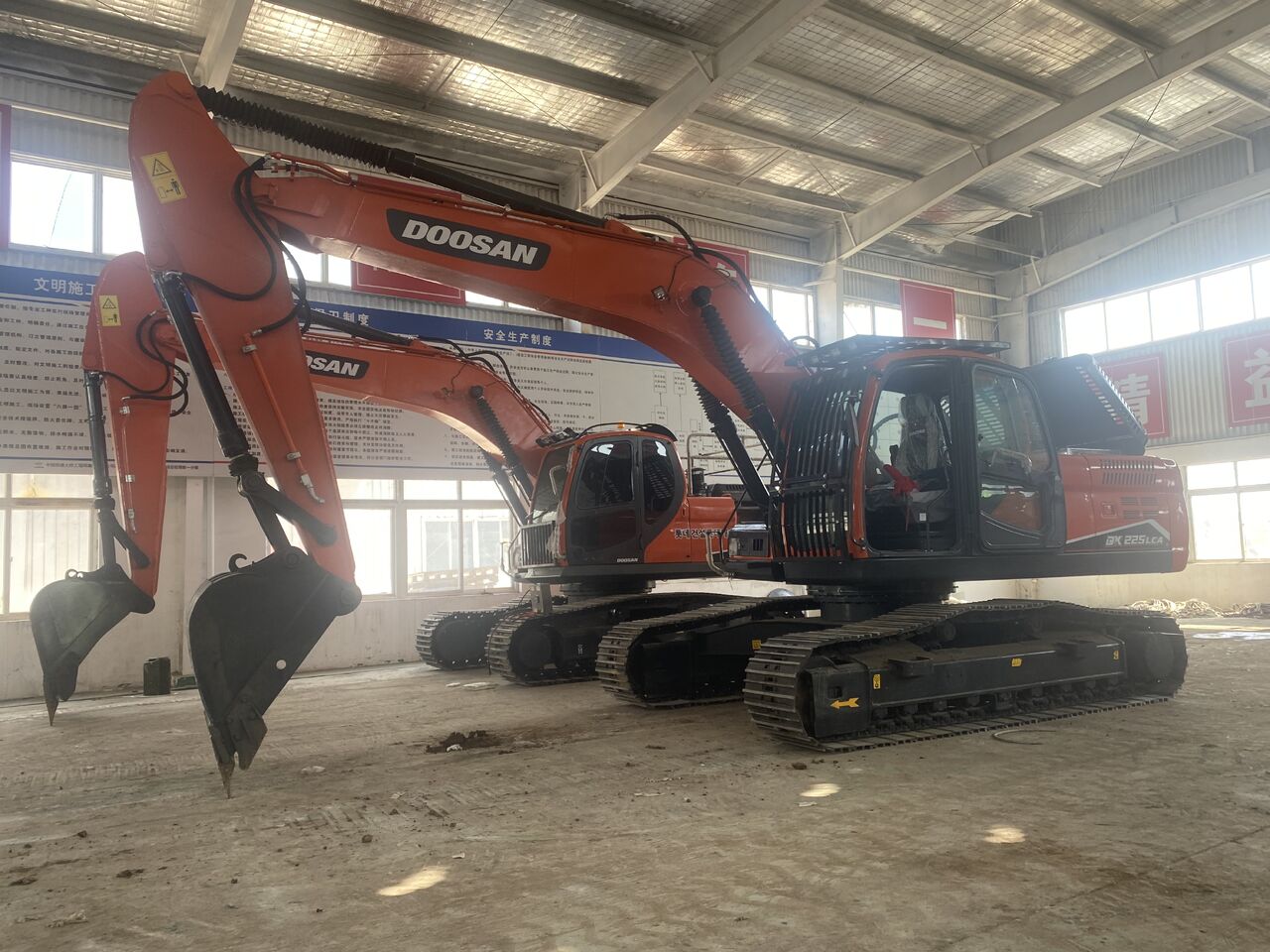 DOOSAN DX225LCA - Гусеничный экскаватор: фото 3 DOOSAN DX225LCA - Гусеничный экскаватор: фото 3