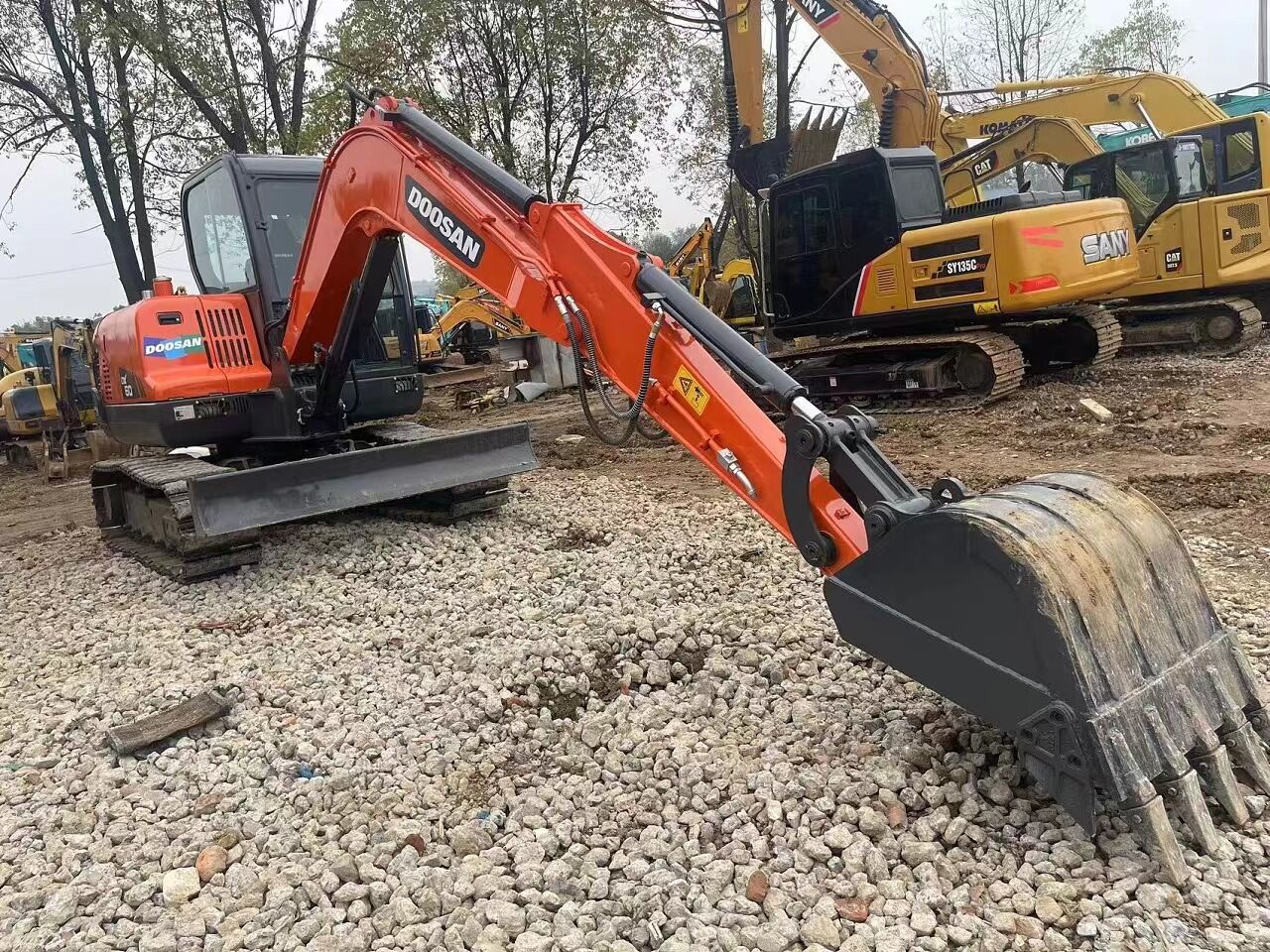 DOOSAN DX60 - Мини-экскаватор: фото 1 DOOSAN DX60 - Мини-экскаватор: фото 1