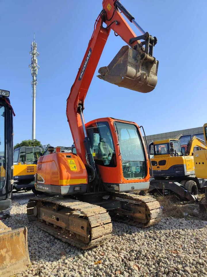 DOOSAN DX85-9C - Гусеничный экскаватор: фото 1 DOOSAN DX85-9C - Гусеничный экскаватор: фото 1