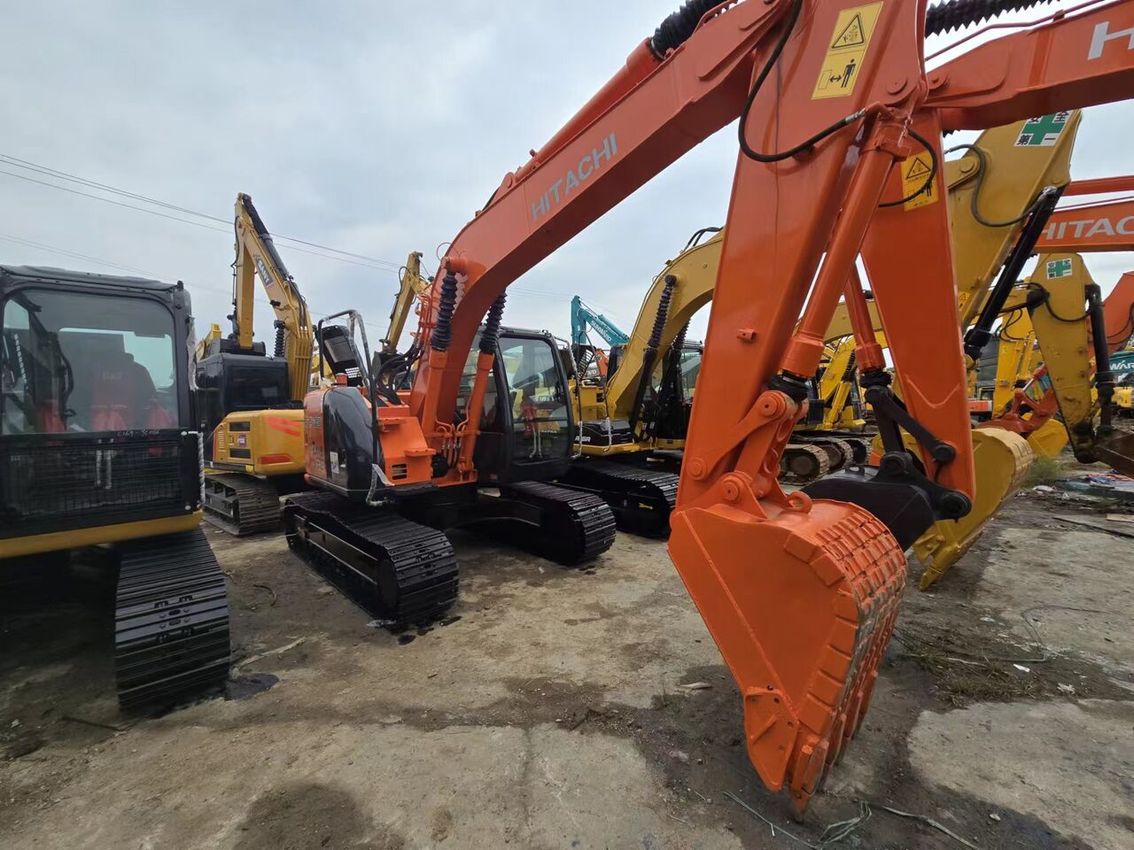 HITACHI ZX135 - Гусеничный экскаватор: фото 1 HITACHI ZX135 - Гусеничный экскаватор: фото 1