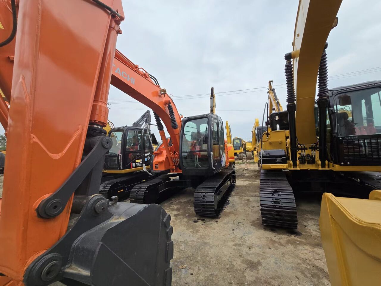 HITACHI ZX135 - Гусеничный экскаватор: фото 2 HITACHI ZX135 - Гусеничный экскаватор: фото 2