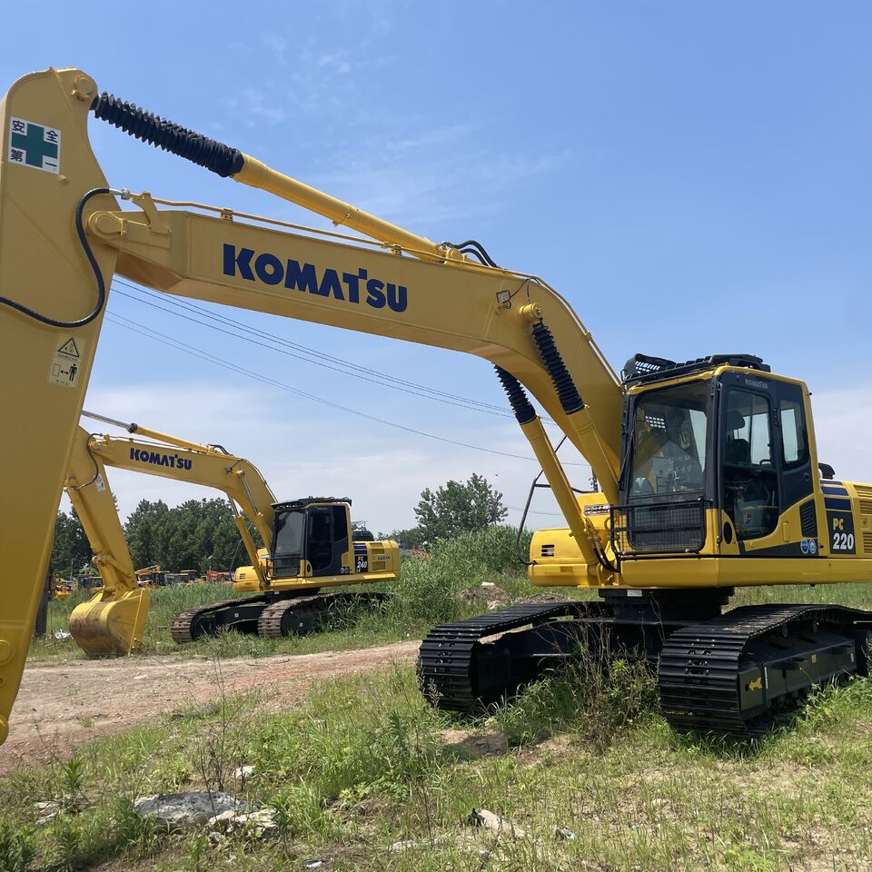 KOMATSU PC220 - Гусеничный экскаватор: фото 1 KOMATSU PC220 - Гусеничный экскаватор: фото 1