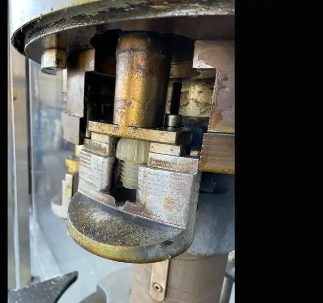 Used Capping Machine BERTOLASO plastic T stopper u - Упаковочное оборудование: фото 2 Used Capping Machine BERTOLASO plastic T stopper u - Упаковочное оборудование: фото 2