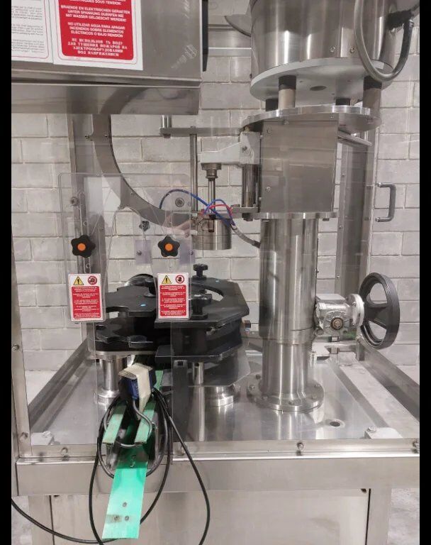 Used ENOLMECCANICA VALLEBELBO capping machine - Ye - Упаковочное оборудование: фото 3 Used ENOLMECCANICA VALLEBELBO capping machine - Ye - Упаковочное оборудование: фото 3