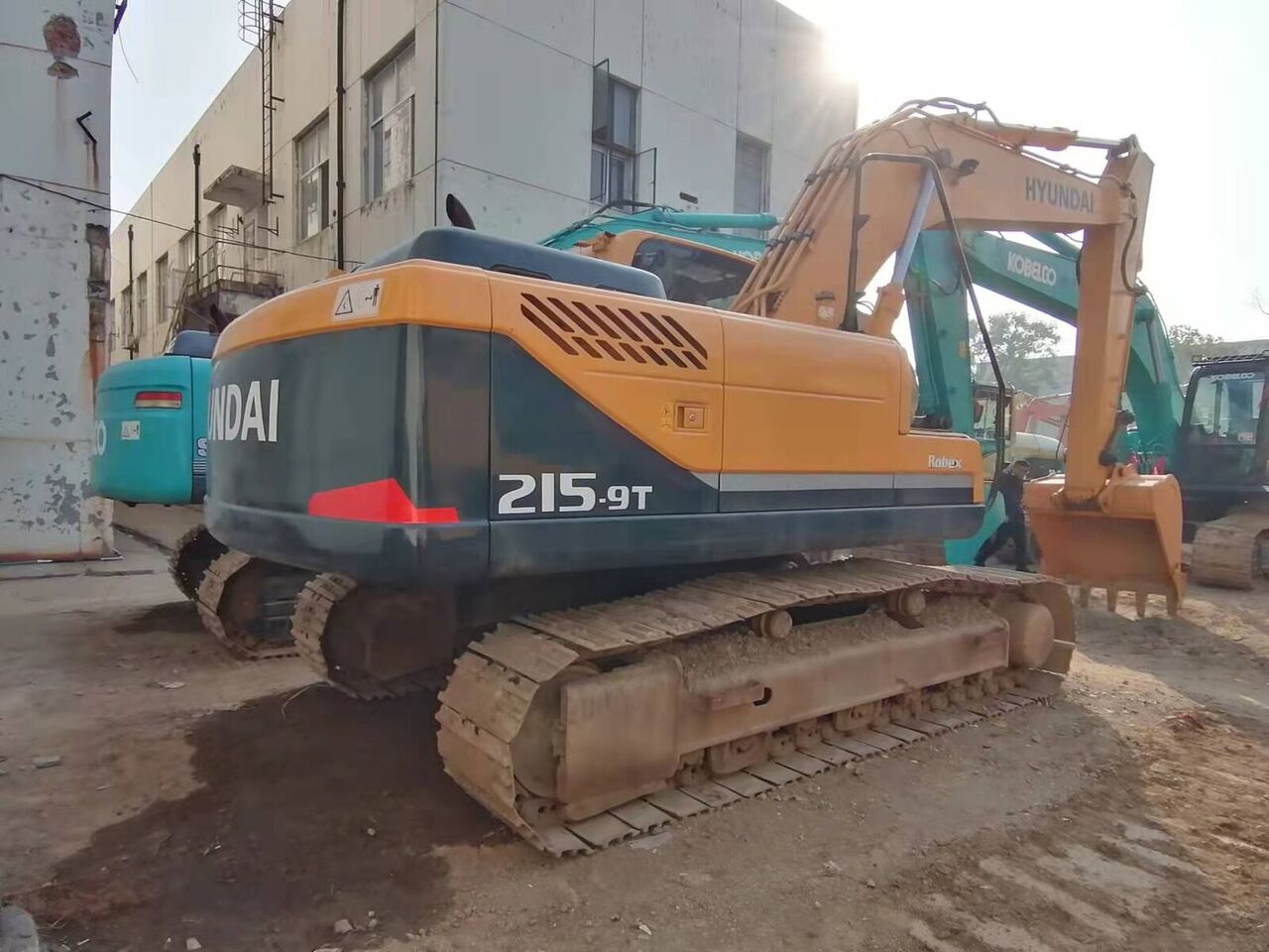 Hyundai R215 - Гусеничный экскаватор: фото 4 Hyundai R215 - Гусеничный экскаватор: фото 4